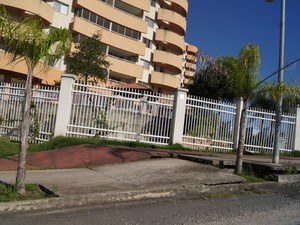 Rachaduras nas calçadas (Foto: Cristiane Cardoso / G1)