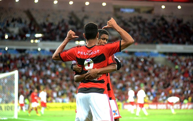 Hernane comemora gol do Flamengo contra o Internacional (Foto: Andre Durão)