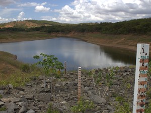 Marco de madeira mostra o nível crítico que a barragem São Domingos atingiu devido ao período de seca prolongada.  (Foto: Alexandre Fonseca/ G1)