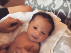 John Legend mostra rostinho da filha recém-nascida em foto fofa na web