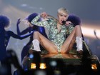 Miley Cyrus pede para fãs beijarem pessoas do mesmo sexo, diz jornal