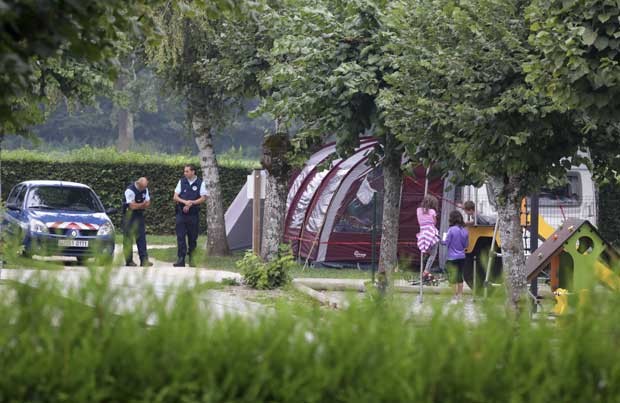 Policiais franceses guardam o acampamento onde a família de britânicos foi encontrada morta (Foto: AP)