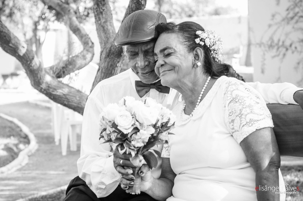 Casal de idosos de Carmo do Cajuru comemora o Dia dos Namorados no asilo (Foto: Elisângela Alves/Divulgação)