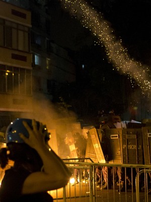Jovens que transmitiam protesto no Rio são soltos; PM ficou ferido (AP) Jovens que transmitiam protesto no Rio são soltos; PM ficou ferido (AP)