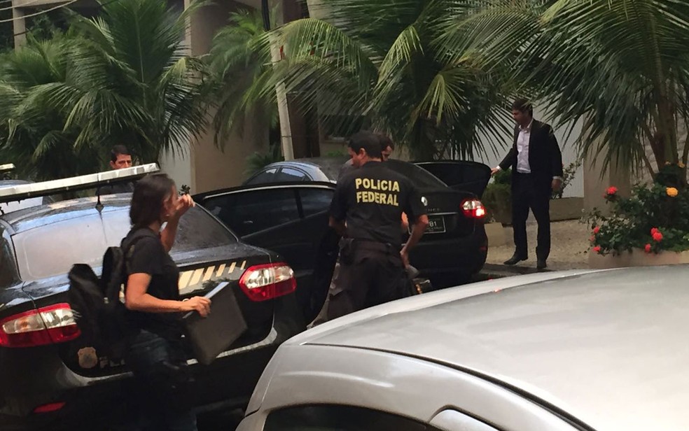 Agentes entraram no edifício na Lagoa, Zona Sul do Rio, às 6h desta terça-feira (14) (Foto: Cristina Boeckel)