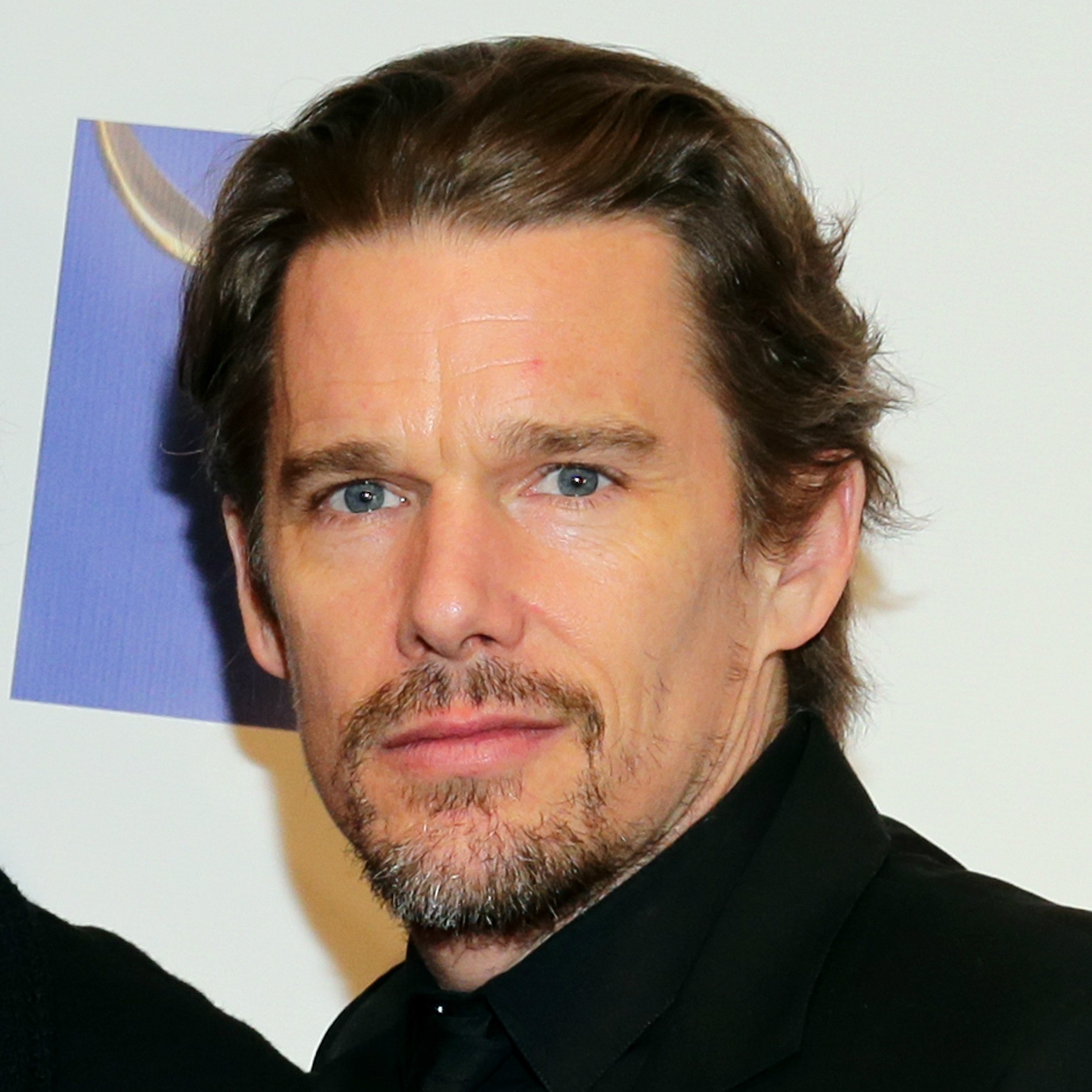 Ethan Hawke é outro ator que teria traído a esposa, a atriz Uma Thurman, com a babá da casa, Ryan Shawhughes. Ele nunca confirmou o ocorrido, nem tampouco negou. Mas se casou com Shawhughes logo após Thurman terminar o casamento de seis anos. (Foto: Getty Images)