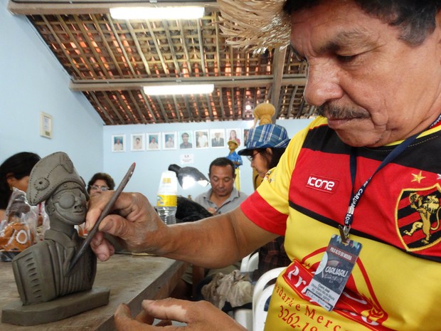 Oficina é a forma de perpetuar e de aprender também, acredita o artista Cícero José  (Foto: Thays Estarque/ G1)