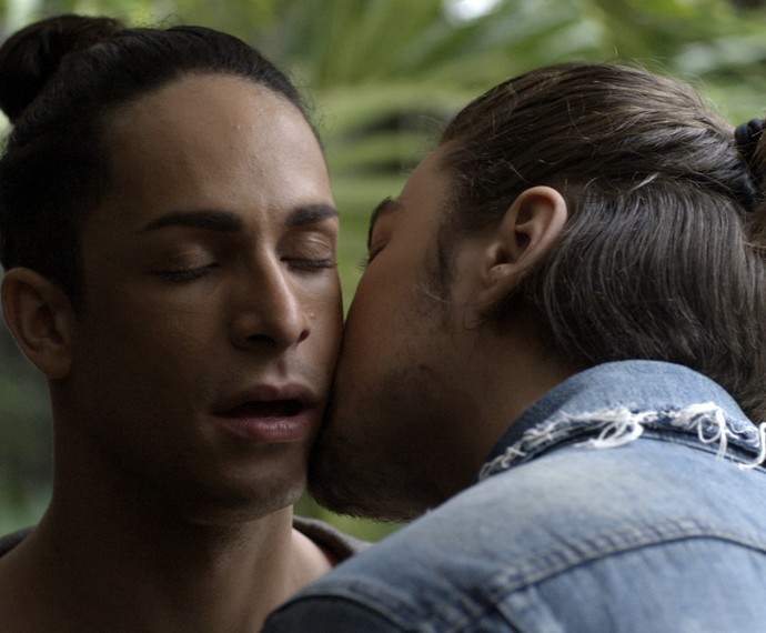 Visky ganha um beijo de Leo (Foto: TV Globo)