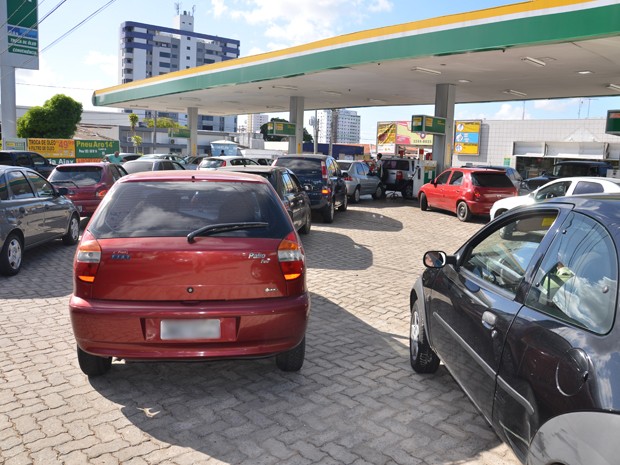 Diante do aumento do preço da gasolina e do diesel, consumidores lotaram o posto Mastergás, na Avenida Epitácio Pessoa, em João Pessoa, nesta quarta-feira (30). No local, o reajuste ainda não foi repassado ao consumidor (Foto: Walter Paparazzo/G1)