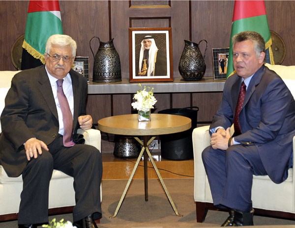 O rei da Jorndânia Abdullah II (direita) encontra o presidente palestino Mahmud Abbas (direita) na capital Amman, neste domingo (31). (Foto: Khalil Mazraawi/AFP PHOTO )