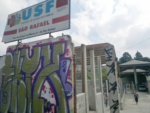 Unidade de Saúde da Vila São Rafael, com muros pichados e sujeira (Foto: Rosanne D'Agostino/G1)