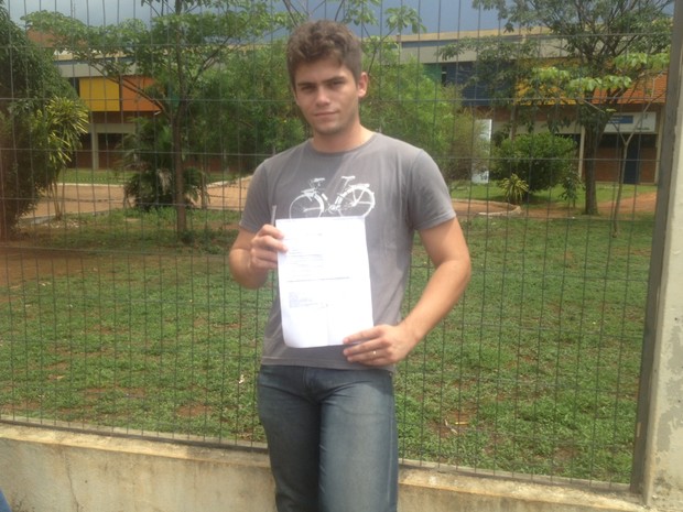 Elias Bueno, de 21 anos, conseguiu uma caneta emprestada com um amigo (Foto: João Guilherme Lobasz/ G1)