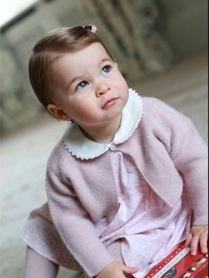Princesa Charlotte foi fotografada pela mãe em abril na casa da família em Norfolk (Foto: Reprodução/ Twitter Kensington Palace)