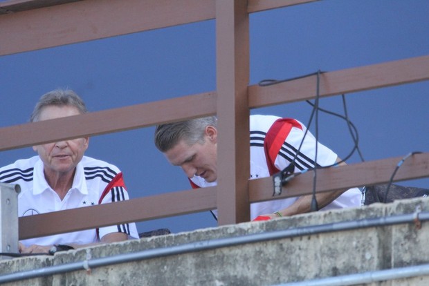 Jogadores da Alemanha na sacada do hotel (Foto: Rodrigo dos Anjos/AgNews)