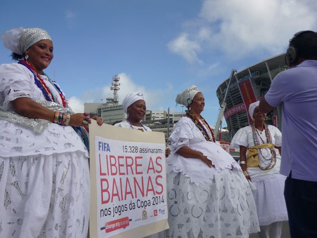 Baianas vendem acarajés no interior dos estádios (Foto: Divulgação/ BBC)