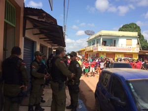 Polícia Militar durante negociações (Foto: Jampiere Martins/TV Tapajós)