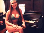 De calcinha, pianista sexy faz homenagem à Seleção Brasileira