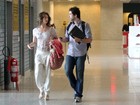Letícia Spiller e outros famosos circulam por aeroporto no Rio