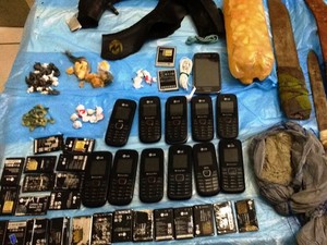 Polícia também encontrou aparelhos celulares e baterias (Foto: Sejus/Divulgação)