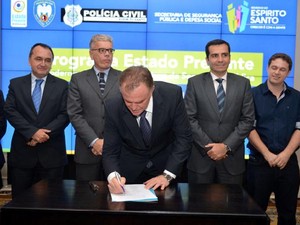 Governador assina contrato junto com prefeitos e secretários (Foto: Thiago Guimarães / Divulgação Secom-ES)