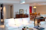 Transforme a sala com até R$ 500 com papéis de parede, espelhos e luminárias (Reprodução)