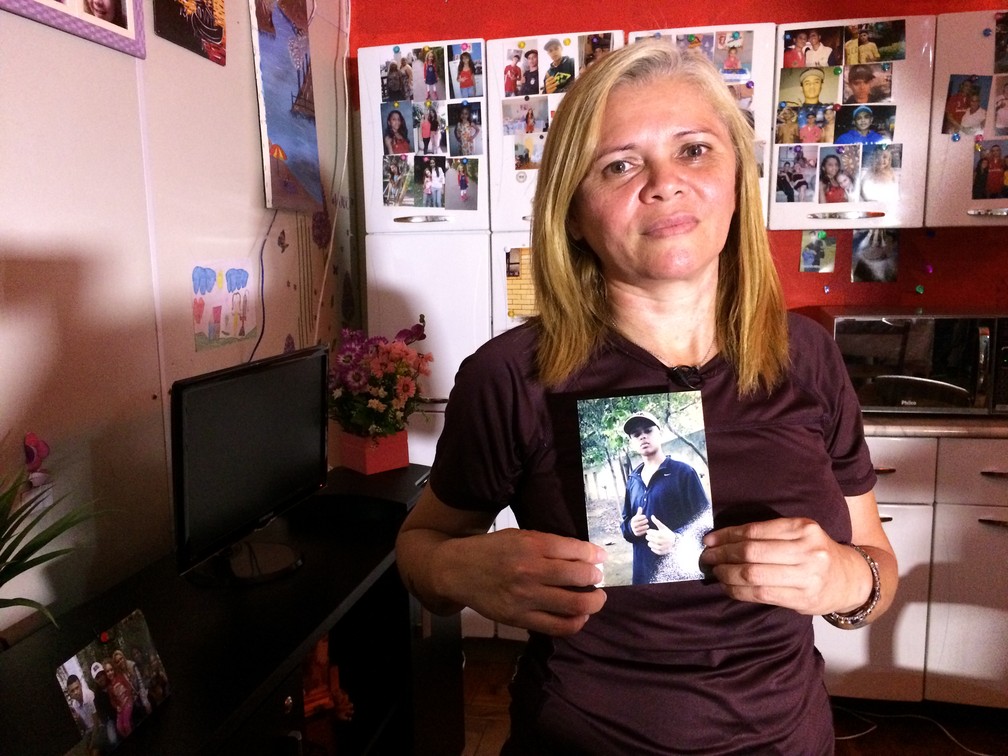 Cláudia com a foto do filho morto por policiais de folga (Foto: Cíntia Acayaba/G1)