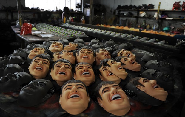 Linha de produção na fábrica que fica em São Gonçalo (RJ) (Foto: Vanderlei Almeida/AFP)