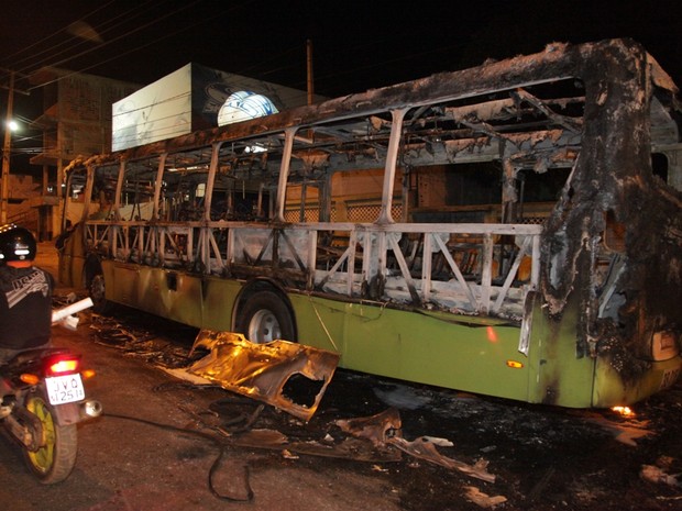 Ônibus incendiado no bairro João Paulo (Foto: De Jesus/O Estado)