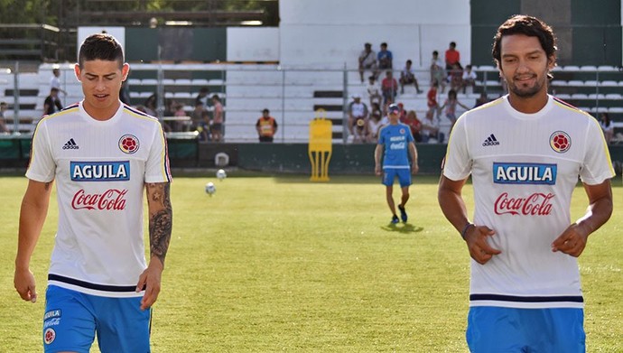 James Rodríguez e Aguilar no treino da seleção da Colômbia em San Juan (Foto: Reprodução de Twitter) James Rodríguez e Aguilar no treino da seleção da Colômbia em San Juan (Foto: Reprodução de Twitter)