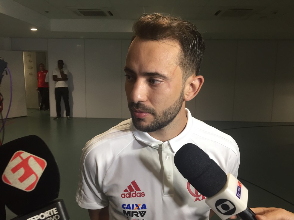 A�verton Ribeiro falou com a imprensa apA?s a estreia (Foto: Fred Gomes/GloboEsporte.com)