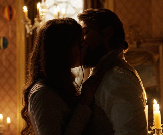 ... E os dois se beijam, apaixonados (Foto: TV Globo)