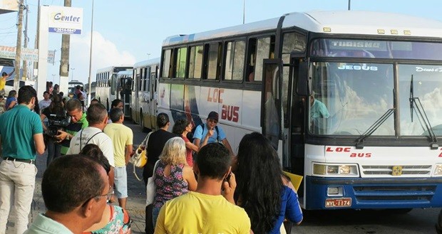 Como alternativa para a população que depende do transporte público, alguns ônibus locados foram para as ruas (Foto: Wendell Jefferson)