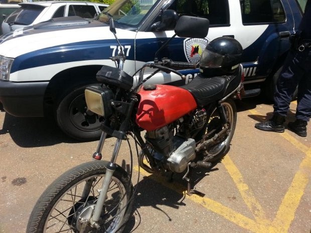 Guardas recuperaram a moto roubada em Sorocaba (Foto: Divulgação/ Guarda Municipal de Sorocaba)