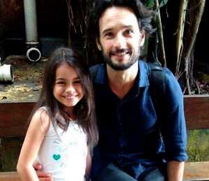 Isabella Aguiar posa ao lado de Rodrigo Santoro. Na novela, eles serão pai e filha (Foto: Arquivo Pessoal)