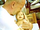 Mulher de Bruce Willis posta foto do ator com a filha recém-nascida