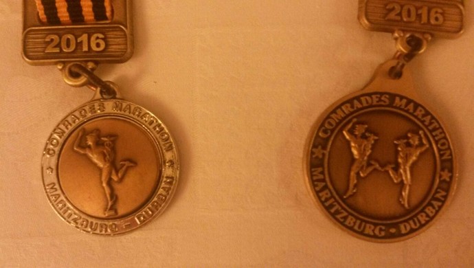 Medalhas que Gláucio Monte-Mór recebeu na Comrades Marathon (Foto: Gláucio Monte-Mór/Arquivo Pessoal)