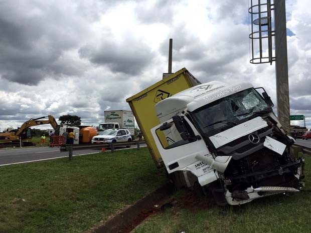 Caminhão foi parar no canteiro central da Rodovia Dom Pedro I após a colisão em Campinas (Foto: Ricardo Custódio / EPTV)