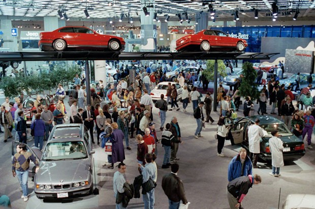 Janeiro de 1993 - Visitantes lotam o estande da BMW no Salão do Automóvel Internacional da América do Norte de 1993 (Foto: Lennox McLendon/AP/Arquivo)