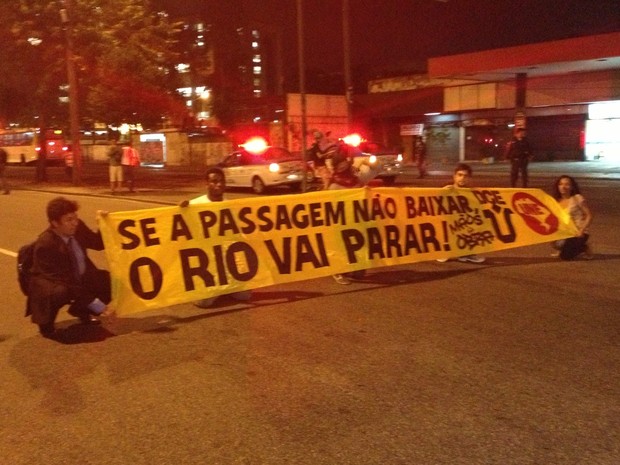 Por volta das 19h45, os manifestantes chegaram na Alerj (Foto: Priscilla Souza/ G1)