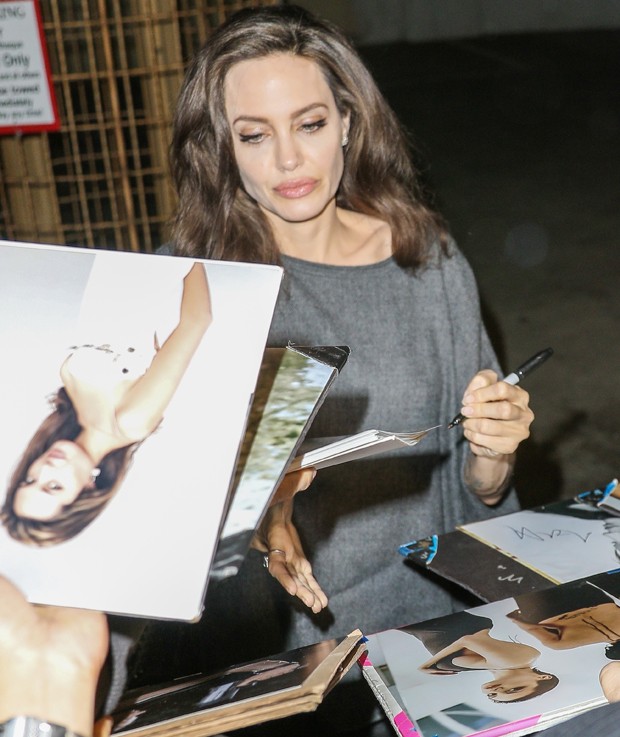 Angelina Jolie distribui autógrafos (Foto: BackGrid)