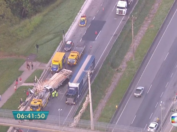 Acidente no km 295 da Régis Bittencourt, em Itapecerica da Serra, envolveu carreta que transportava madeira  (Foto: Reprodução/TVGlobo)