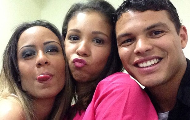 thiago silva ao lado da esposa e da irmã de Neymar (Foto: Reprodução / Instagram)