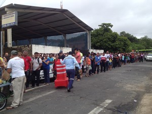 Longas filas na Central de Atendimento ao Eleitor em Teresina (Foto: Gilcilene Araújo/G1)