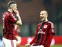 Árbitro ajuda, Ménez faz dois, e Milan derrota o Cagliari para aliviar a crise