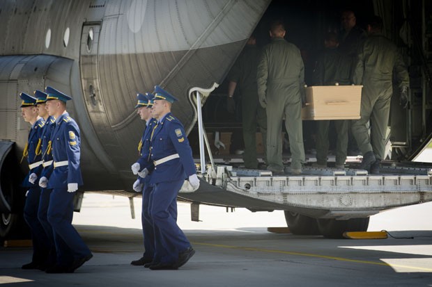 Soldados ucranianos deixam avião holandês após carregarem caixões das vítimas do voo MH17 em Kharkiv, na Ucrânia, nesta quarta-feira (23) (Foto: Evert-Jan Daniels/ANP/AFP)