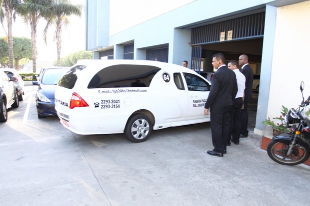 Cortejo chega ao cemitério (Foto: Wagner Santos / FOTO RIO NEWS)