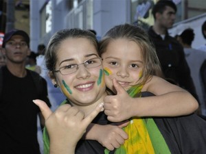 Universitária levou filha de 7 anos para protesto. (Foto: Renê Dióz/G1)