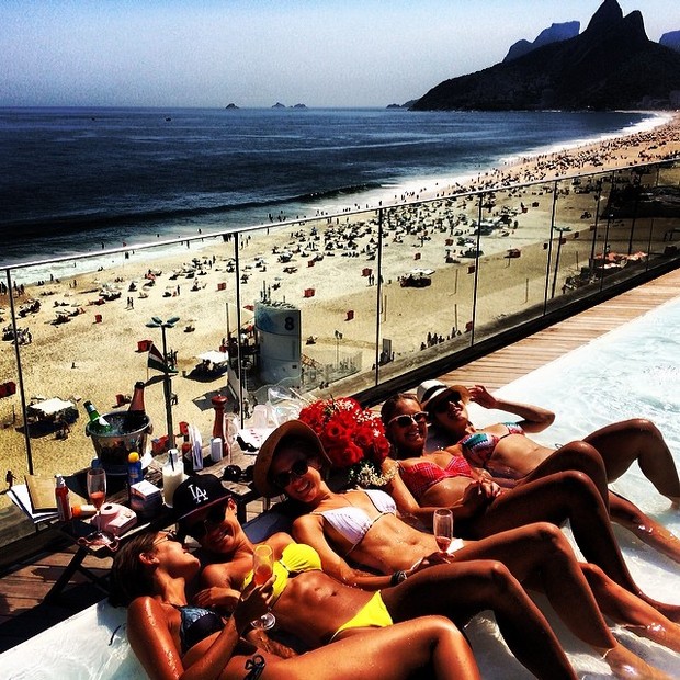 Fiorella Mattheis com amigas na piscina (Foto: Instagram / Reprodução)