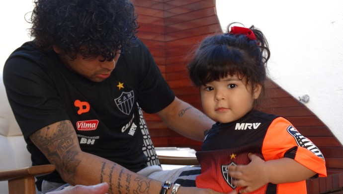 Luan, atacante do Atlético-MG e a filha Lara (Foto: Fernando Martins Y Miguel)