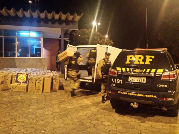 Cigarros apreendidos em Oliveira (Foto: Policia Rodoviária Federal/Divulgação) Cigarros apreendidos em Oliveira (Foto: Policia Rodoviária Federal/Divulgação)